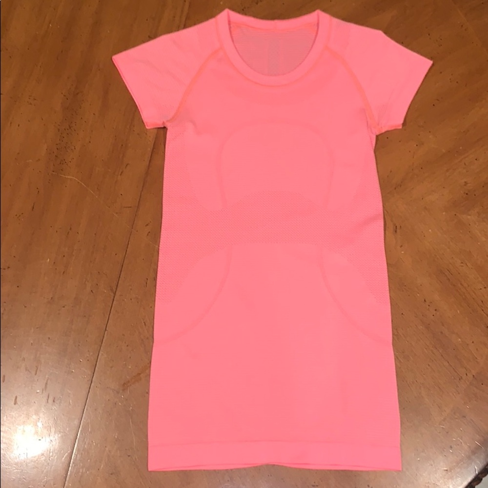 NWOT Lululemon tee shirt